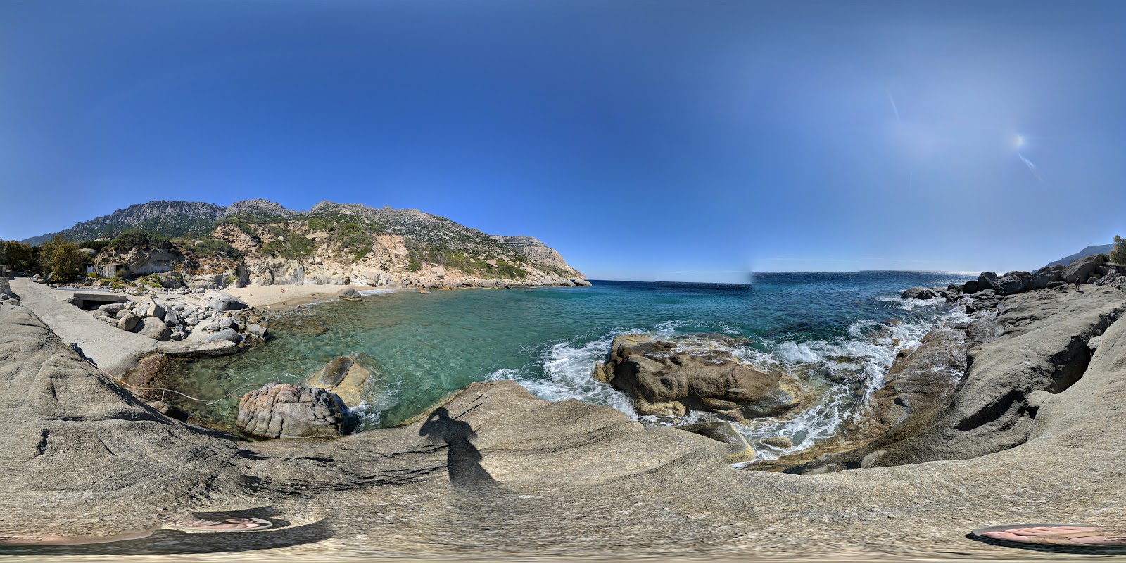 Foto de Magganitis beach com areia bege e seixos superfície