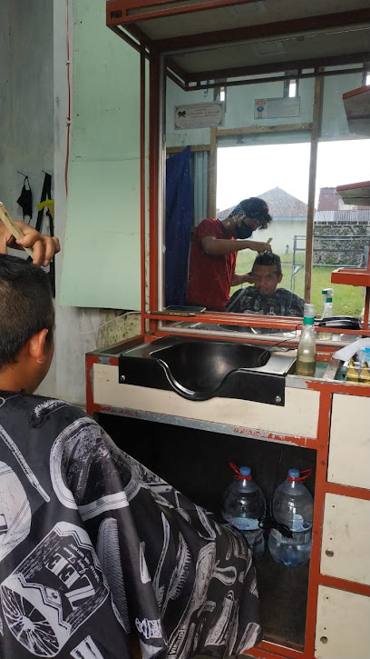 Faqih Hidayat (tukang cukur) (benbagoes barbershop)