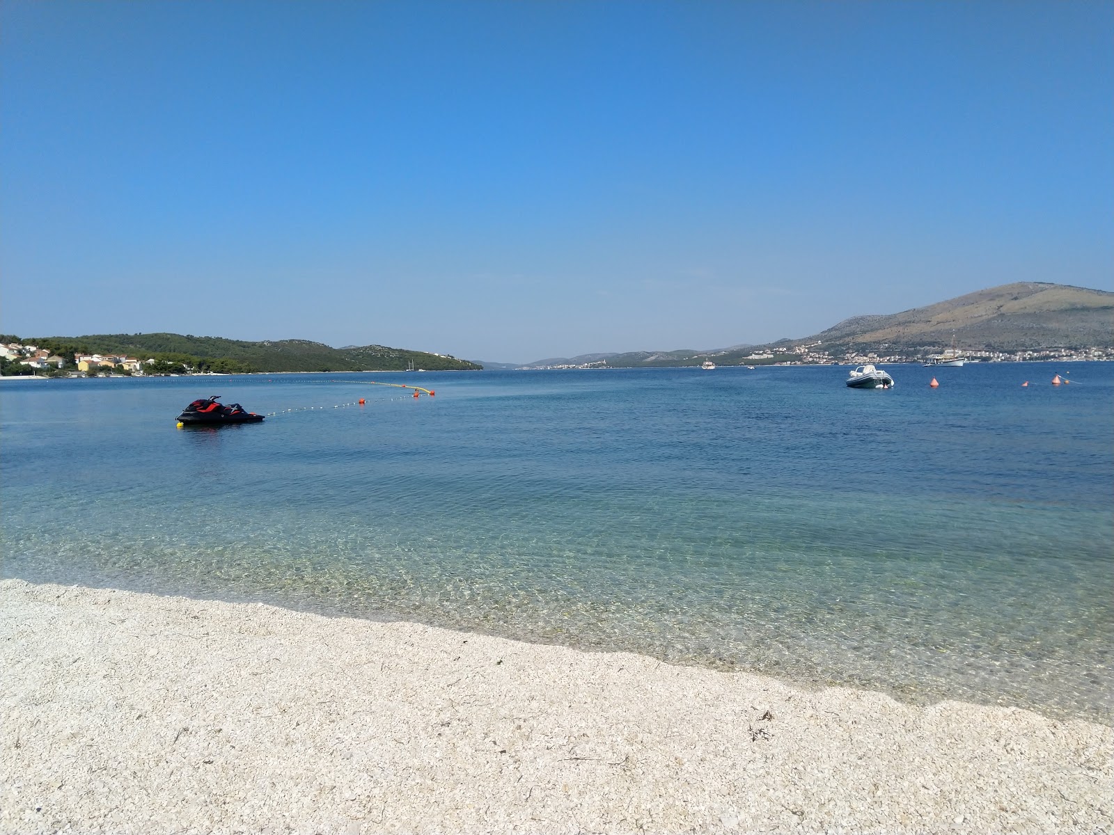 Foto von Okrug Gornji III beach und die siedlung