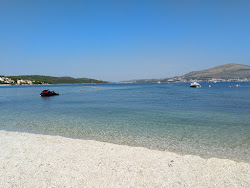 Okrug Gornji III beach'in fotoğrafı - rahatlamayı sevenler arasında popüler bir yer
