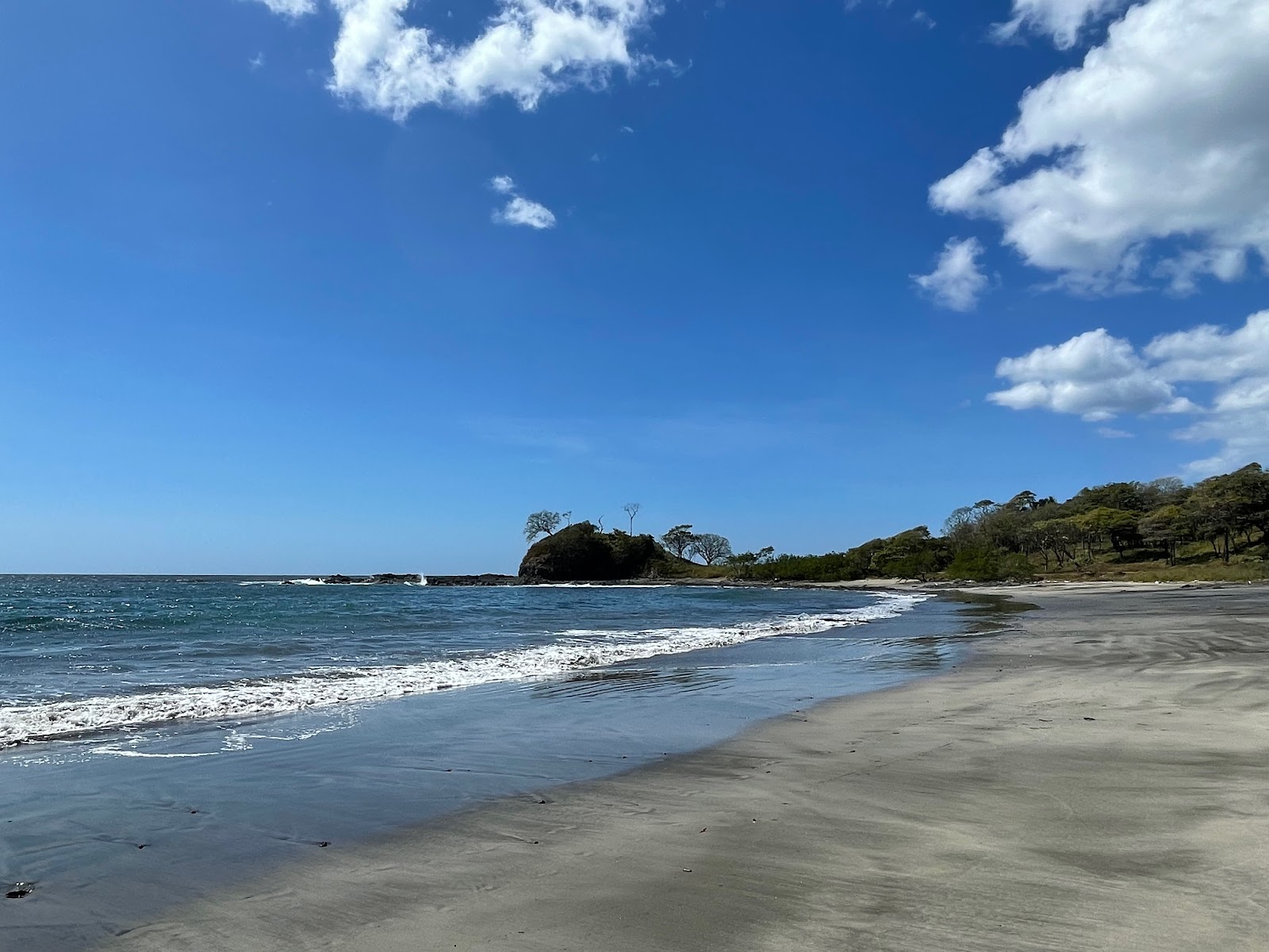 Pitahaya Beach的照片 带有灰色沙和岩石表面