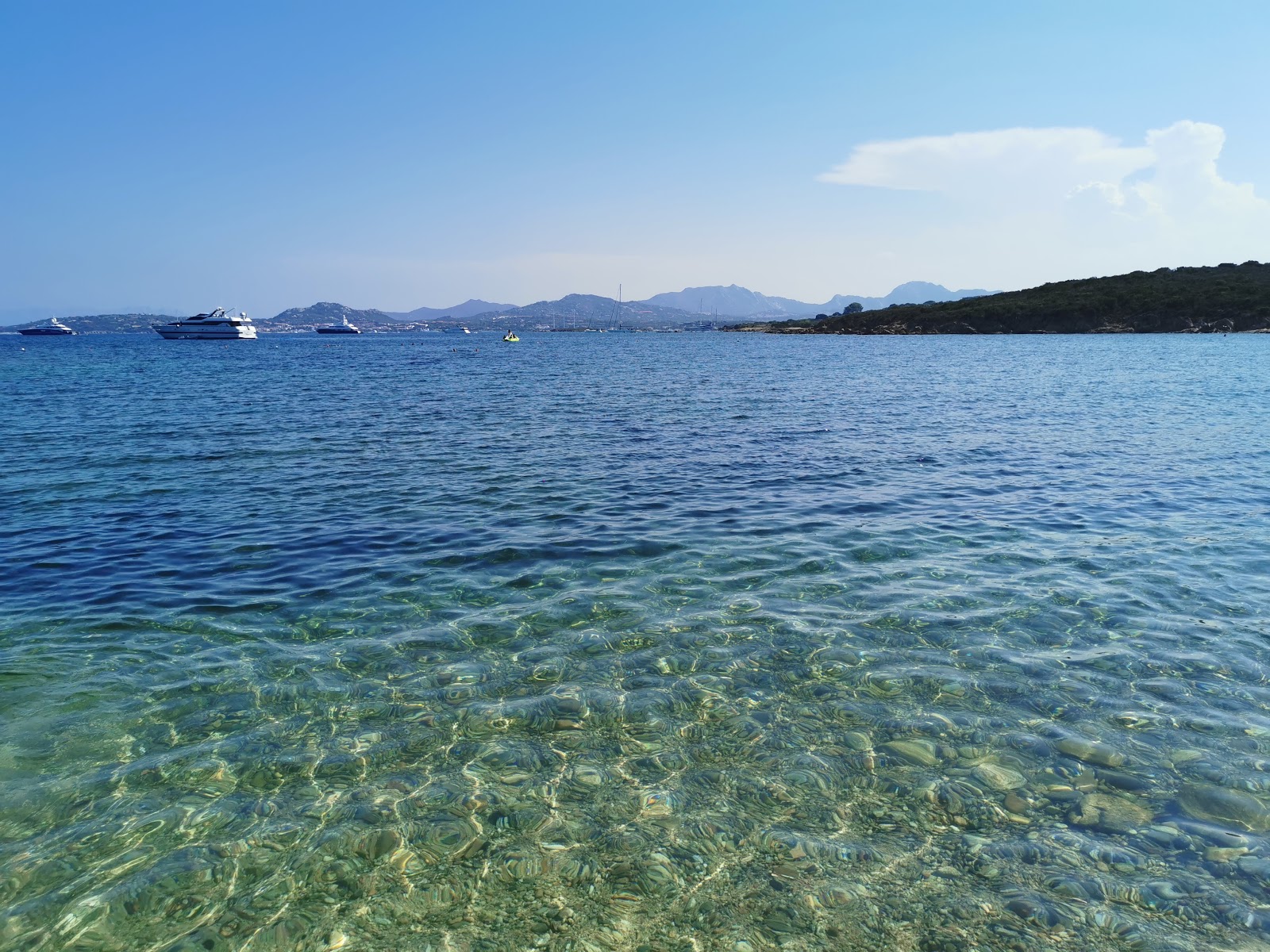 Foto von Cala Razza di Juncu mit beiger sand & kies Oberfläche