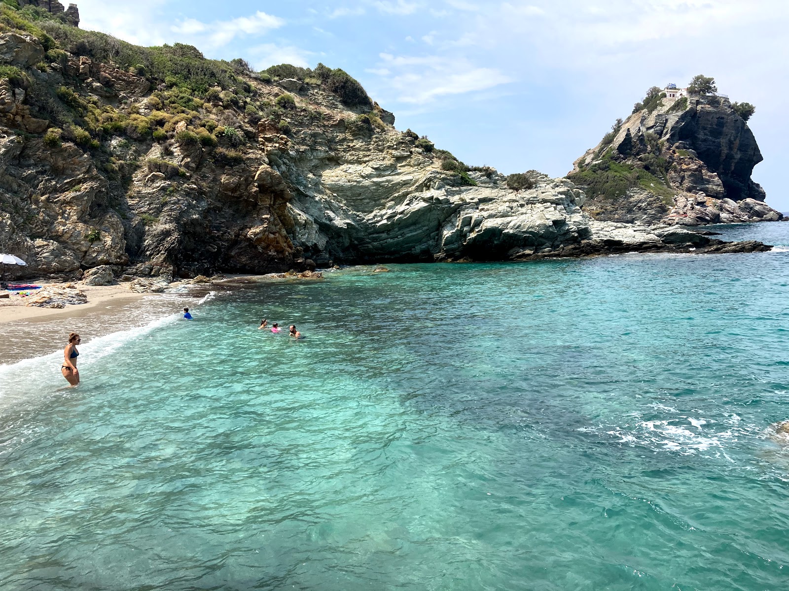 Valokuva Agios Ioannis beachista. pinnalla kevyt hiekka ja kivi:n kanssa