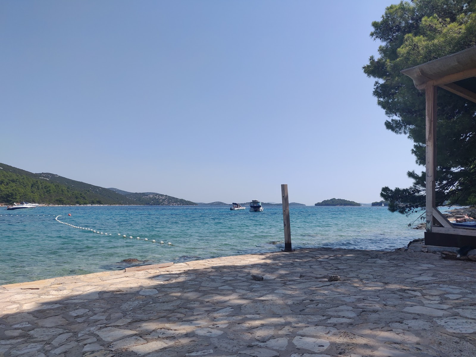 Foto von The Garden Tisno beach und die siedlung