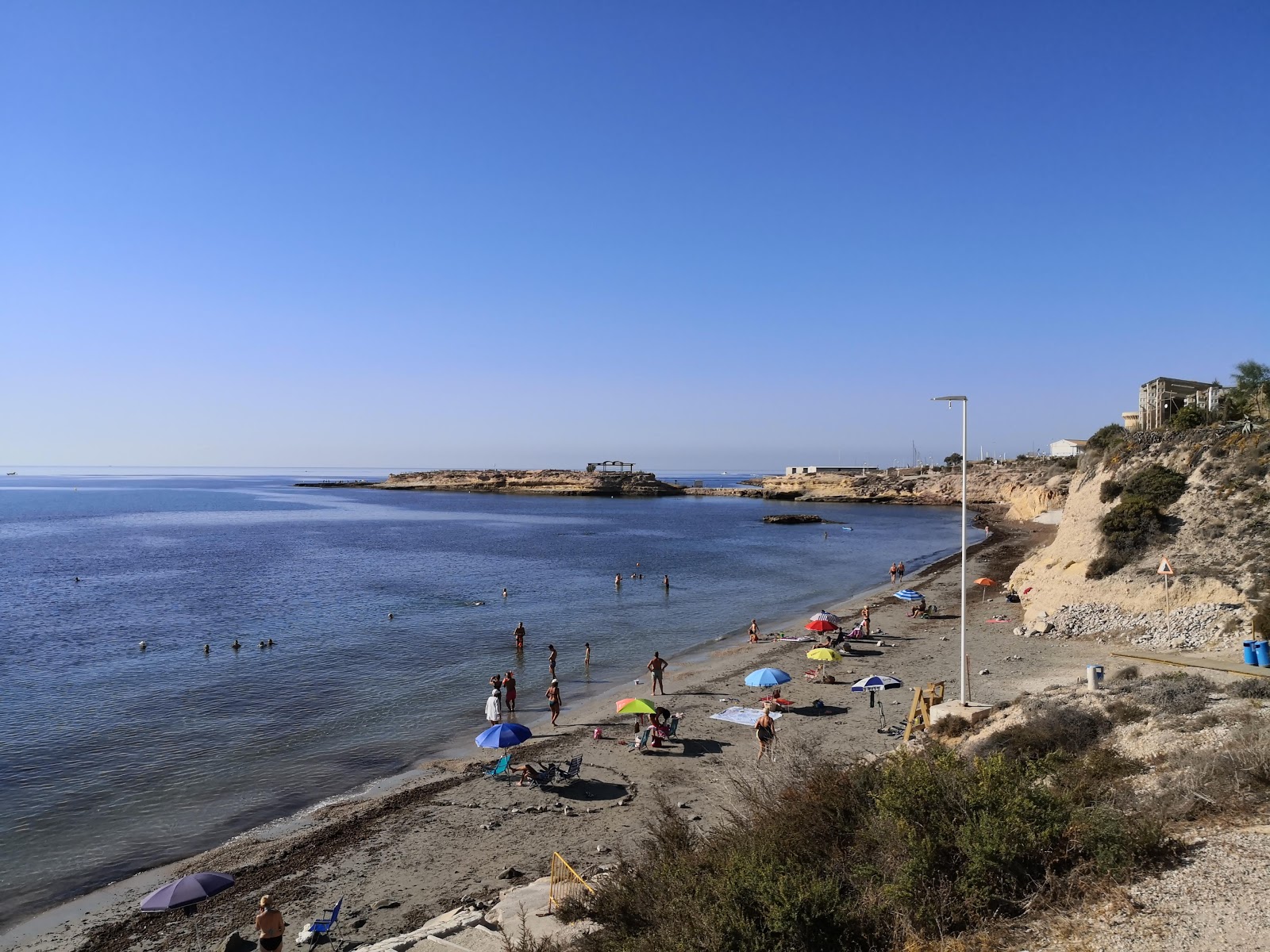 Foto di Platja de l'Almadrava con una superficie del sabbia beige