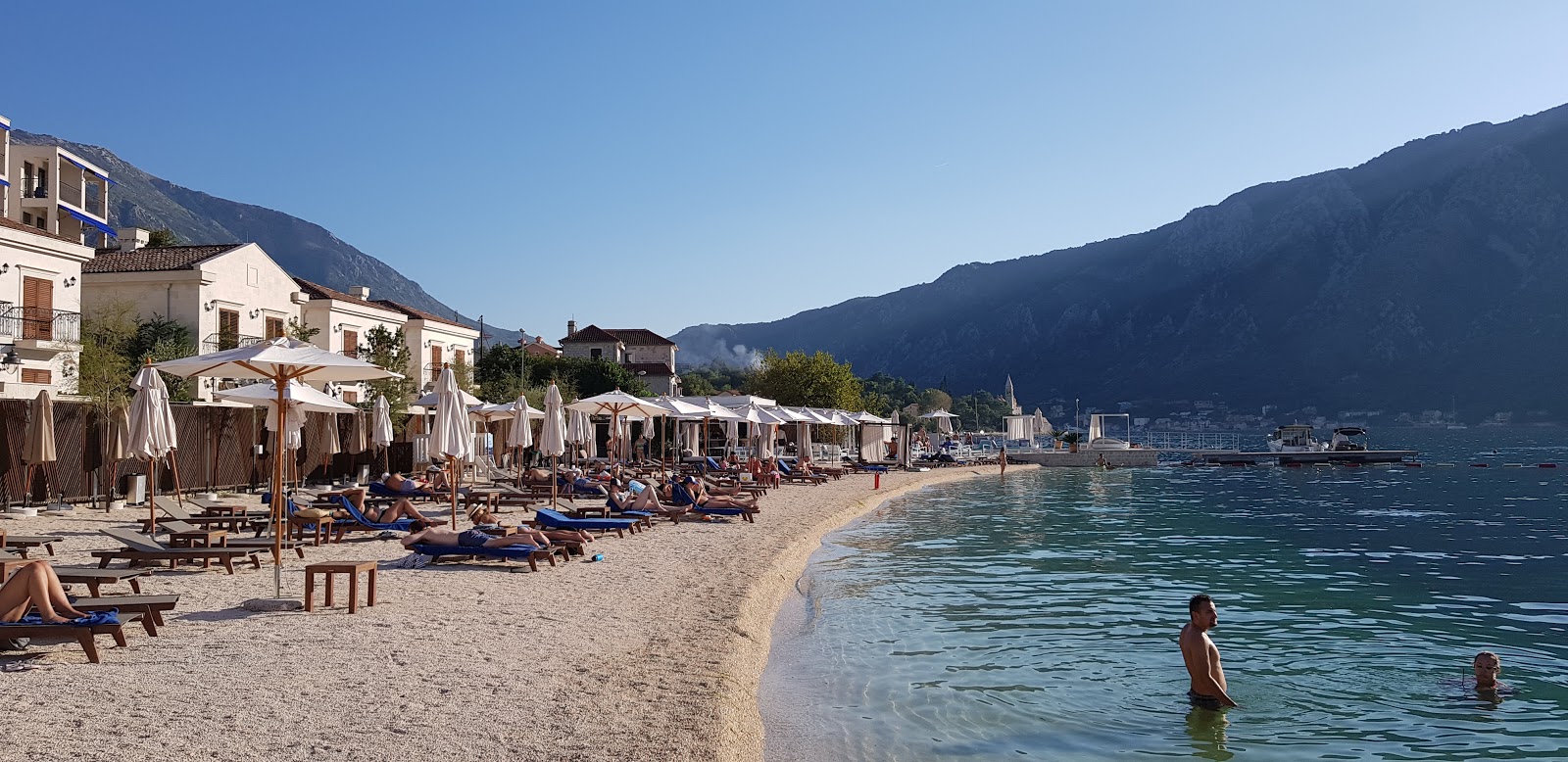 Foto van Huma Kotor Strand ondersteund door kliffen