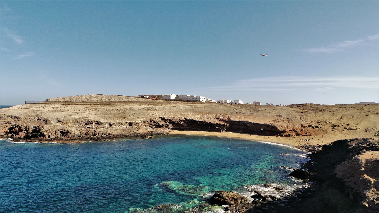 Foto von Playa de Aguadulce mit beiger sand Oberfläche