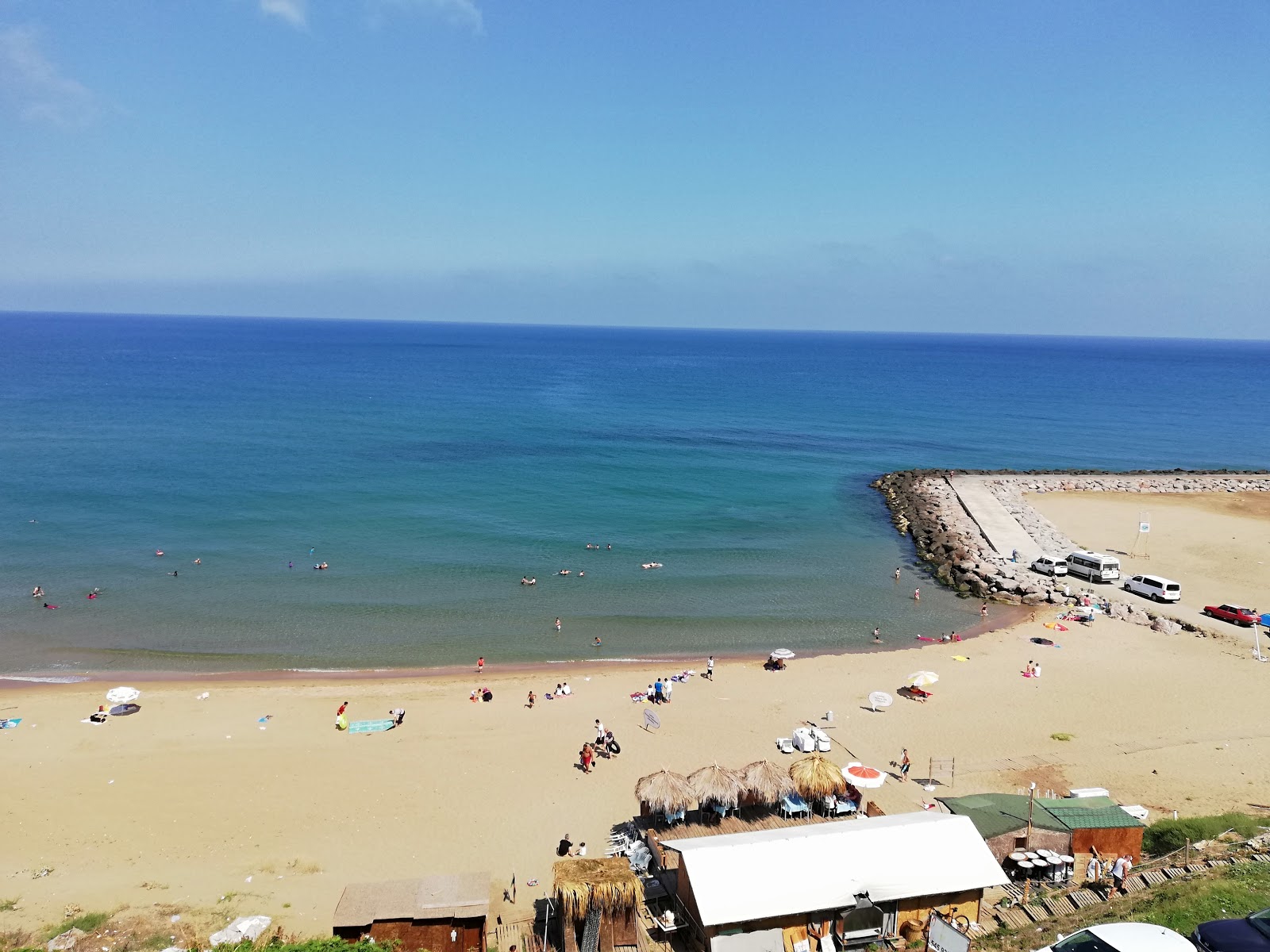 Foto di Kumkapi Beach con una superficie del sabbia beige