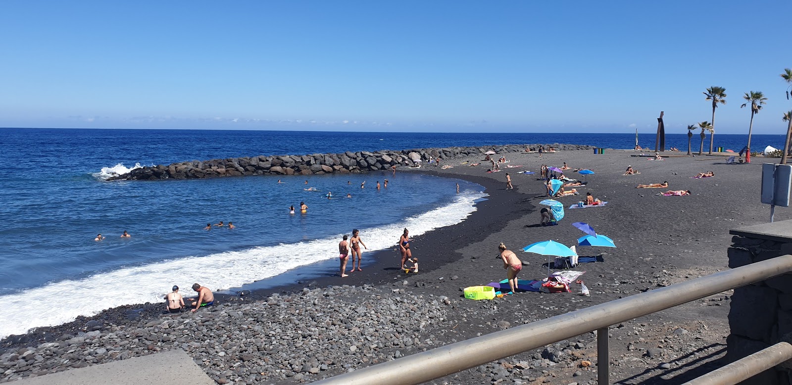 Photo de Playa Las Arenas avec sable gris avec caillou de surface