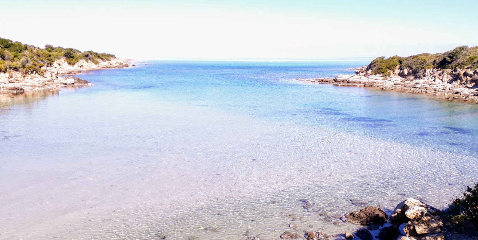 Photo de Malfalcu Cove avec plusieurs petites baies