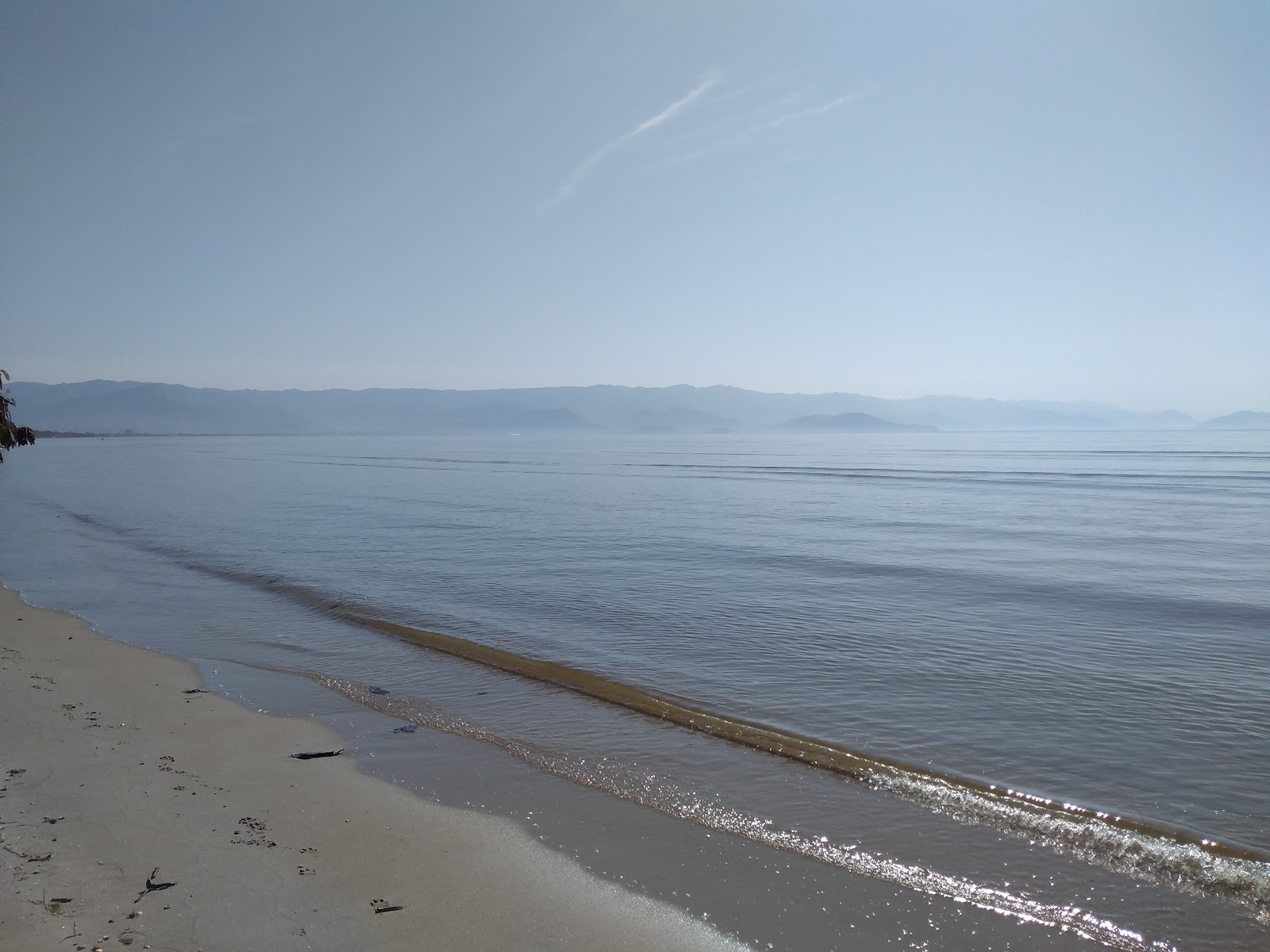 恩塞阿达海滩的照片 带有碧绿色纯水表面