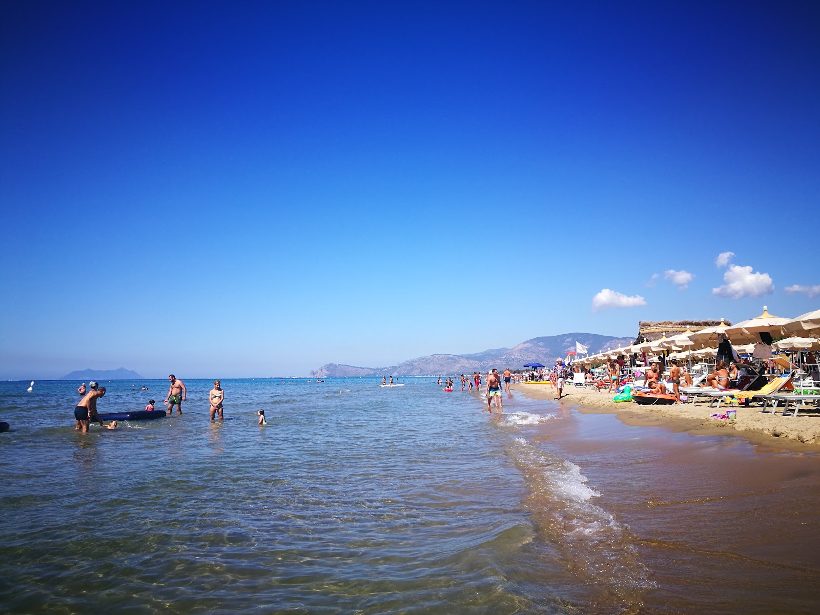 Foto di Spiaggia di Capratica con una superficie del sabbia marrone