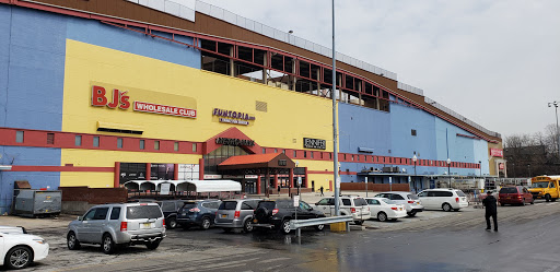 Metro Mall-Middle Village, 6626 Metropolitan Ave, Middle Village, NY 11379, USA, 