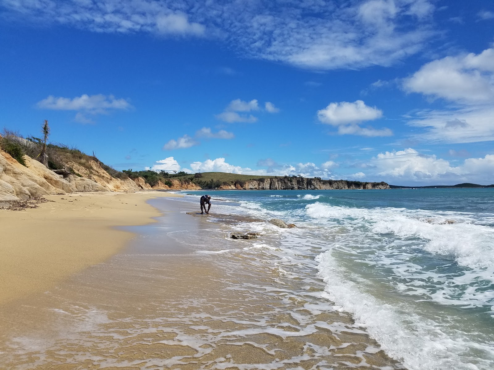 Foto von Black Sand beach mit grauer sand Oberfläche