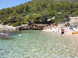 Photo de Bacva Beach entouré de montagnes