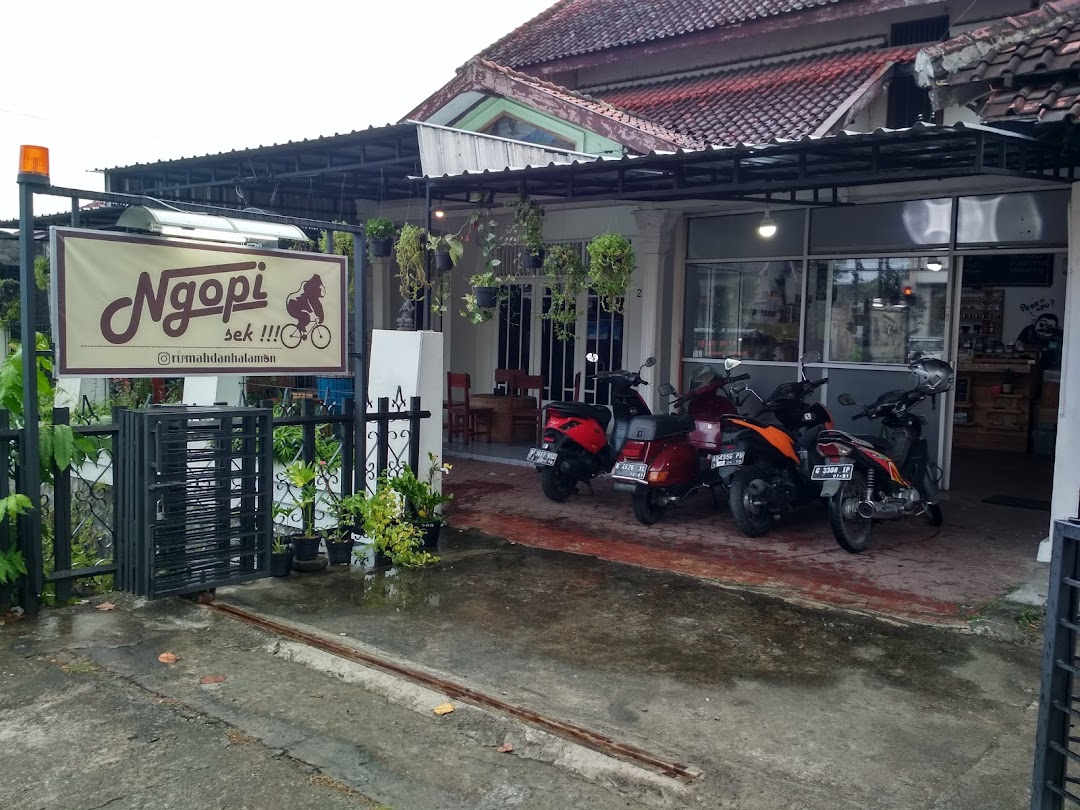 Rumah dan Halaman Kopi