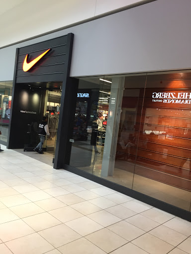 Clothing Store «Nike Factory Store», reviews and photos, 5220 Fashion Outlets Way #1125, Rosemont, IL 60018, USA