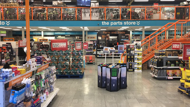 Comments and reviews of Halfords Wandsworth