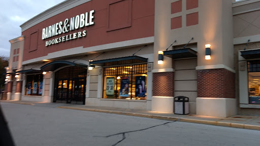 Barnes & Noble, 4935 S 76th St, Greenfield, WI 53220, USA, 