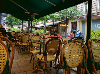La Chaise au Plafond à Paris