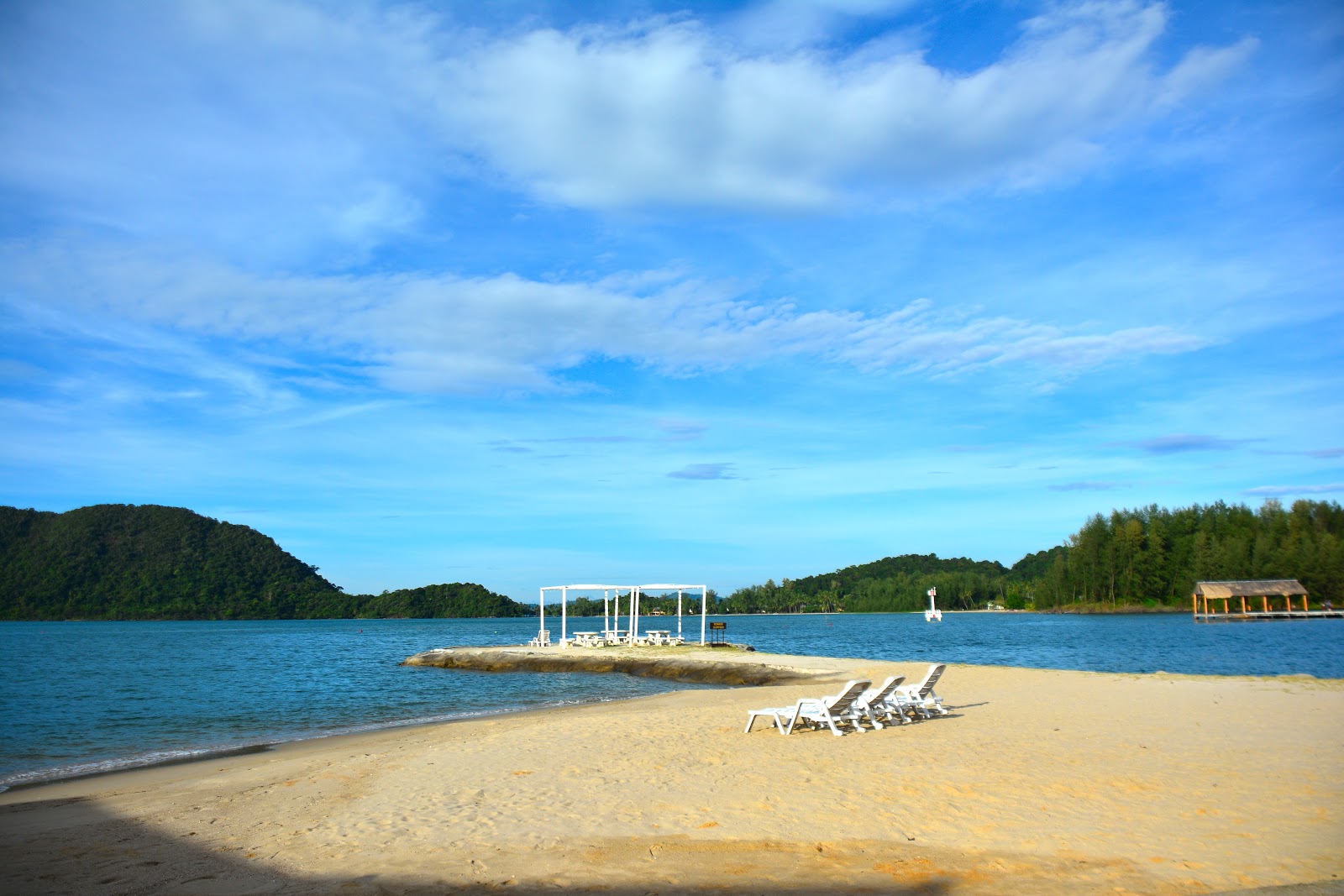 Fotografija Aiyapura Plaža z prostorna obala