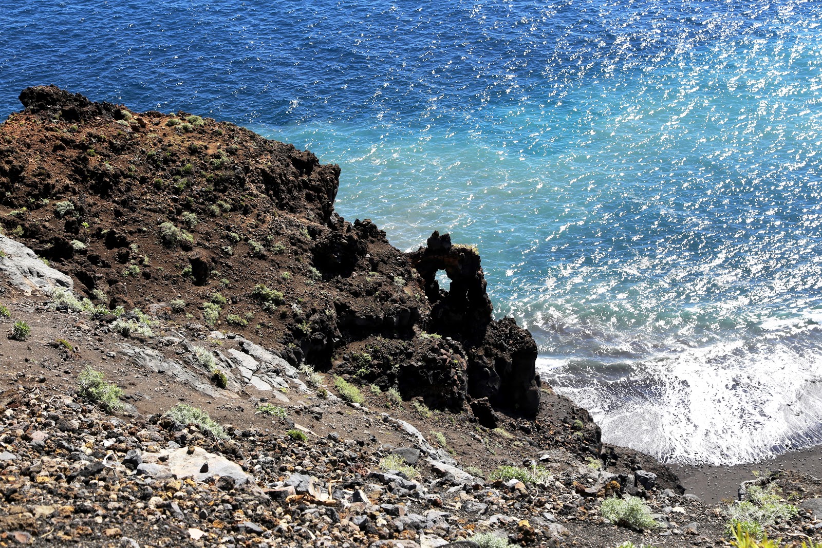 Fotografie cu Playa del Azufre cu o suprafață de apă pură albastră