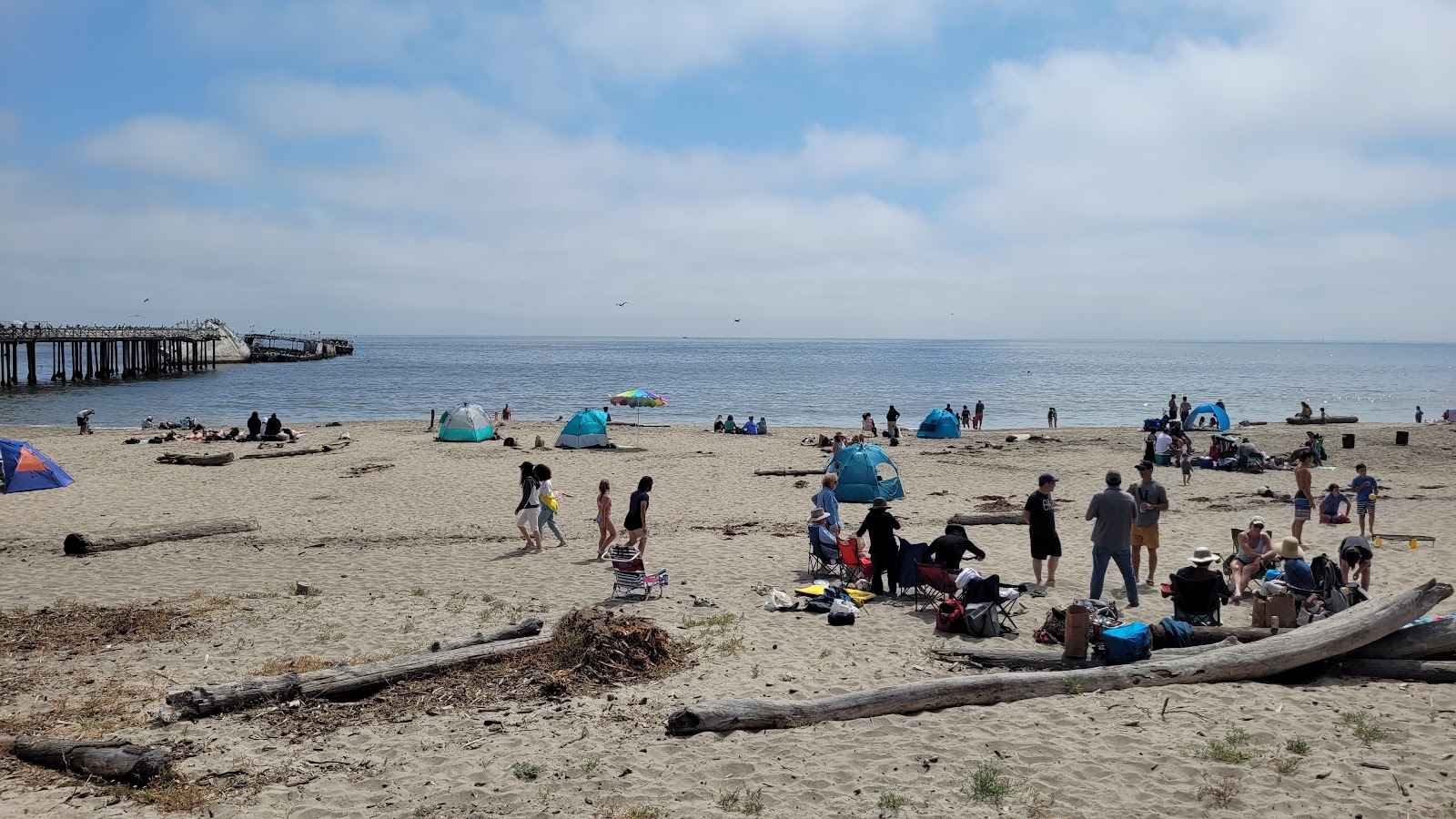 Foto di Seacliff Beach circondato da montagne