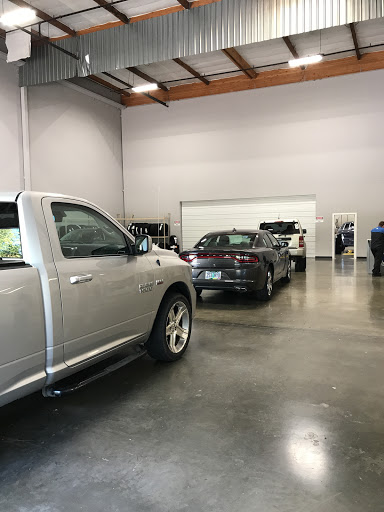 Jeep Dealer «Findlay Chrysler Jeep Dodge RAM INDOOR Dealership», reviews and photos, 25600 SW Parkway Center Dr, Wilsonville, OR 97070, USA