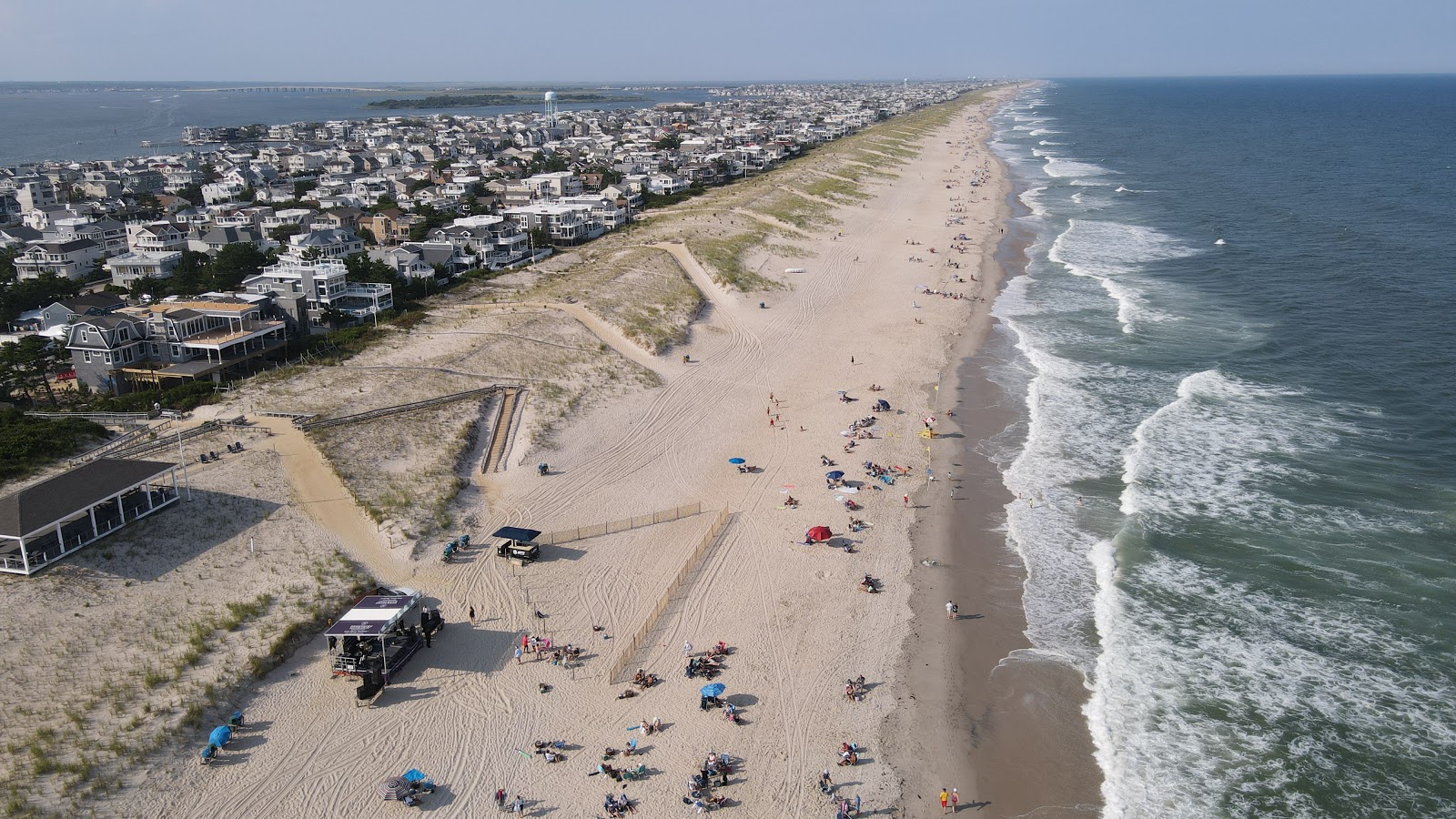 Foto van Surf City beach met helder zand oppervlakte