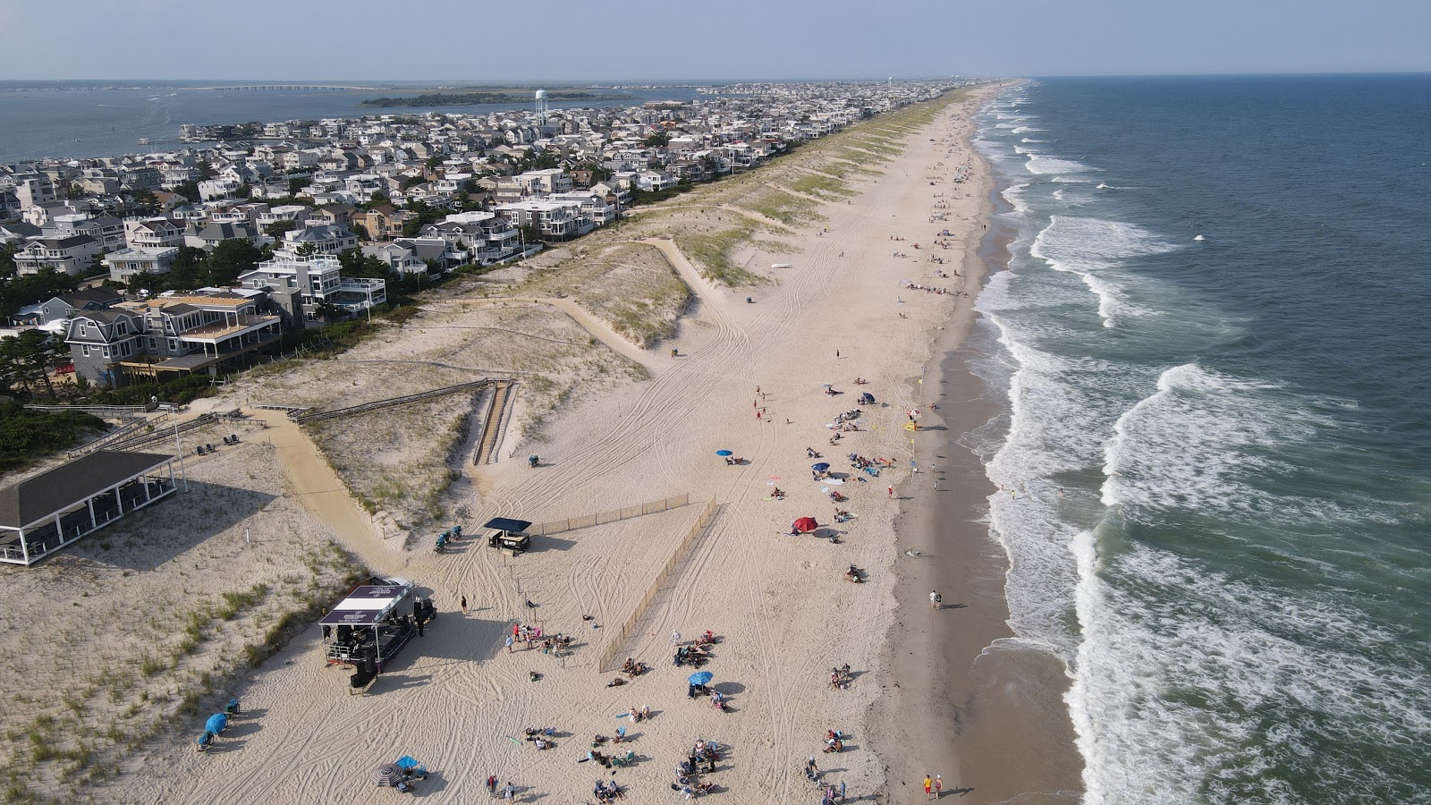 Foto von Surf City beach mit beiger sand Oberfläche