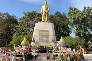 Phraya Singhanatracha Monument image