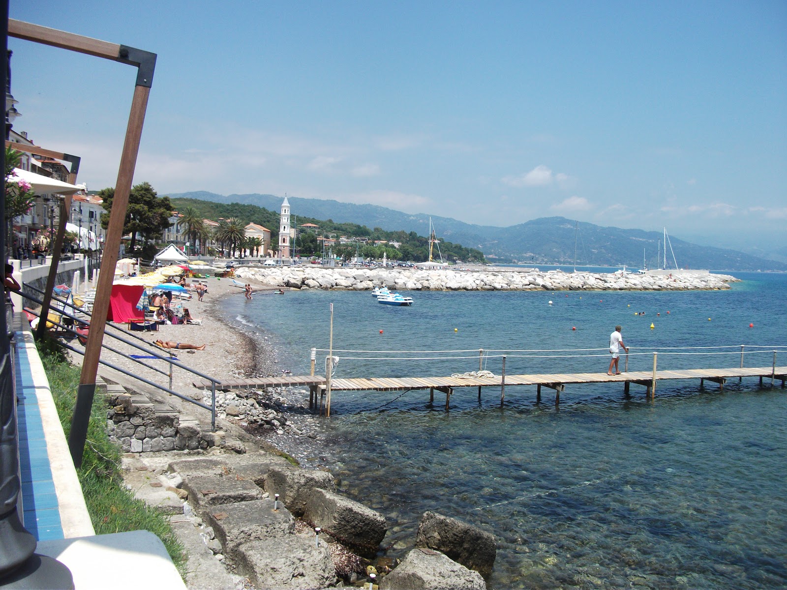 Foto di Spiaggia di Scario con una superficie del ciottoli grigi