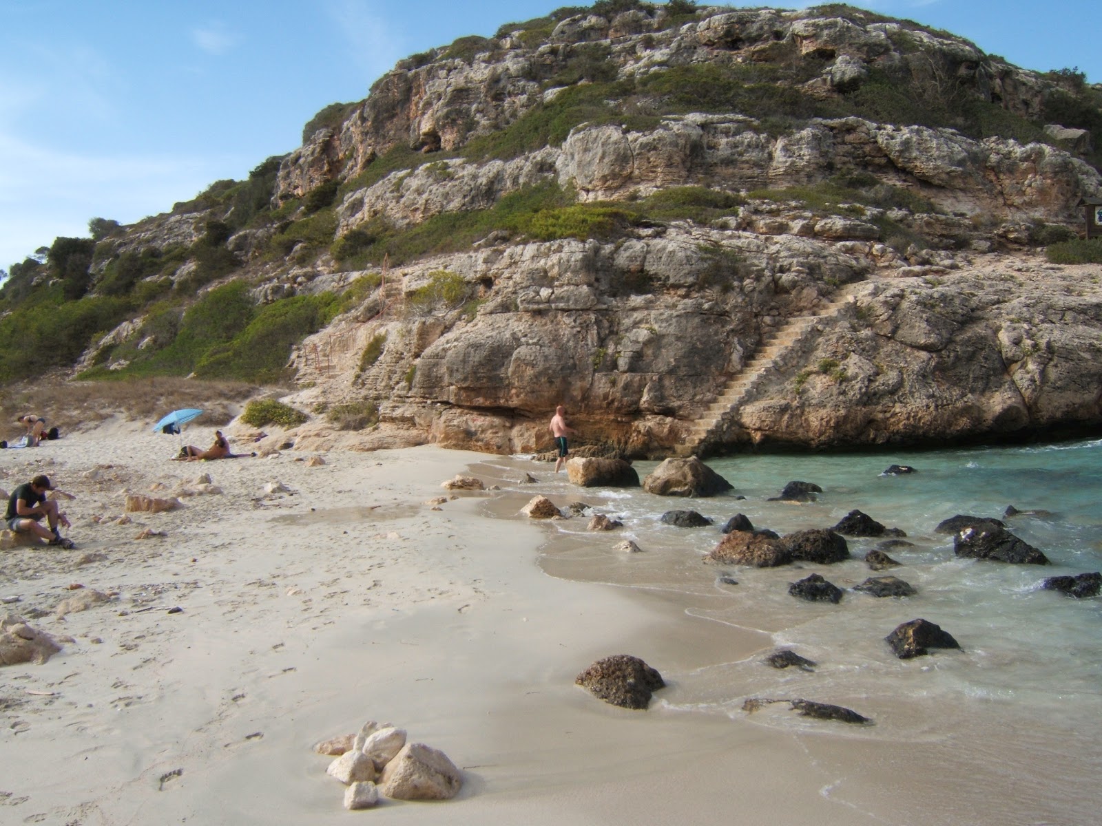 Cala Marmols'in fotoğrafı dağlarla çevrili
