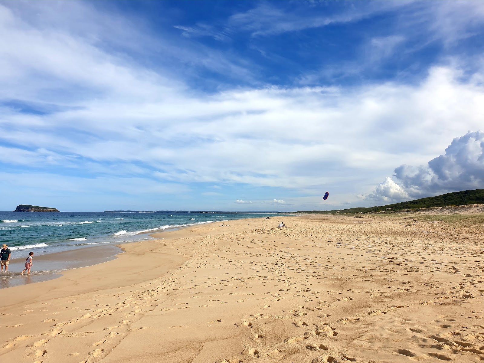 Zdjęcie Red Ochre Beach z powierzchnią drobny beżowy piasek