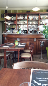 Atmosphère du Restaurant Le Petit Cèdre à Vulaines-sur-Seine - n°8