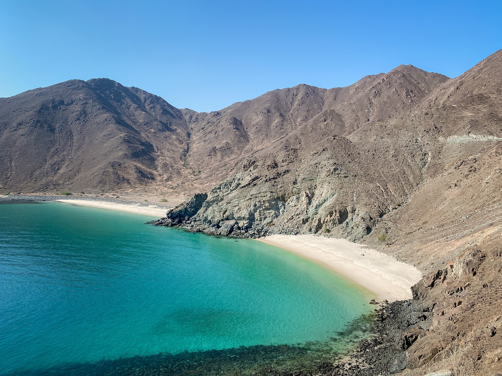 Foto di AlQalqali beach con una superficie del sabbia beige