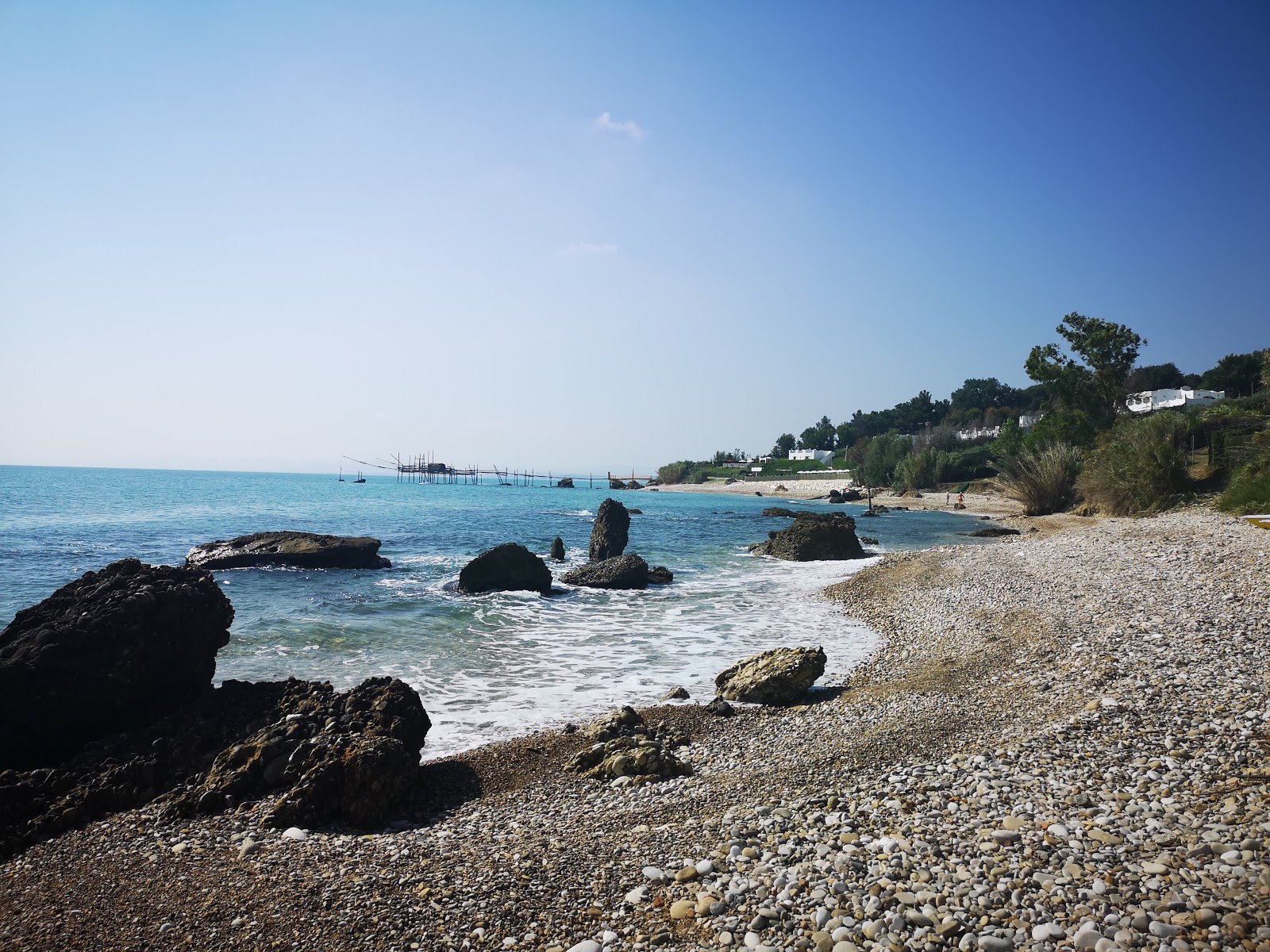 Foto von Vignola Beach mit beiger sand & kies Oberfläche