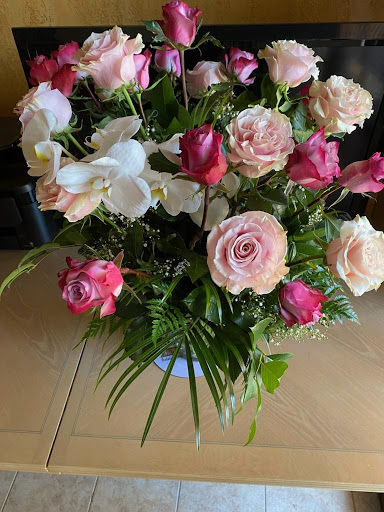 Florist «Petals & Stems Florist», reviews and photos, 13319 Montfort Dr, Dallas, TX 75240, USA