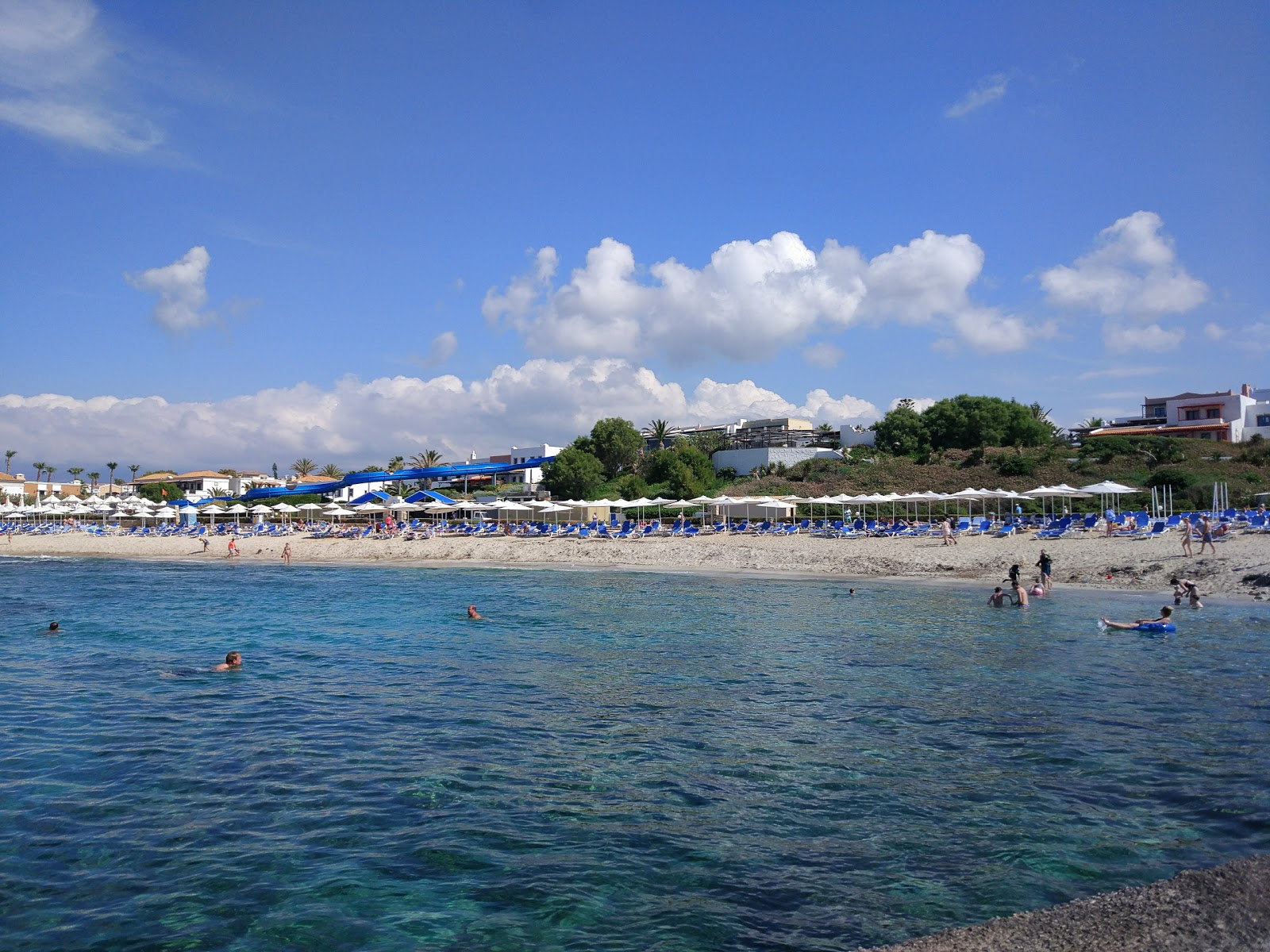 Paralia Anissaras'in fotoğrafı uzun koy ile birlikte