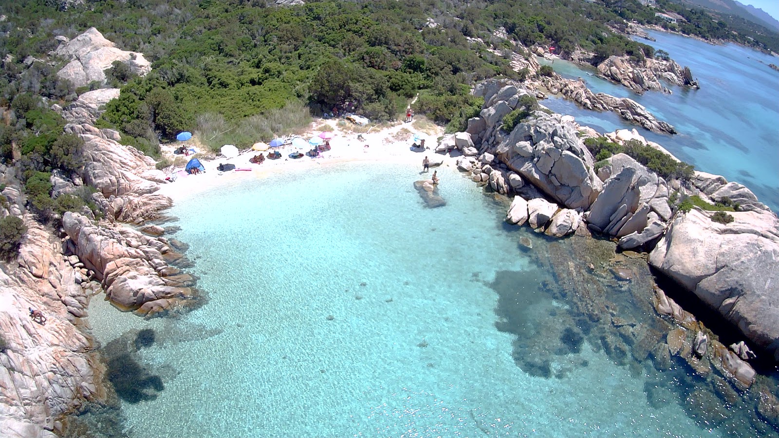 Foto de Spiaggia Delle Vacche rodeado por montanhas