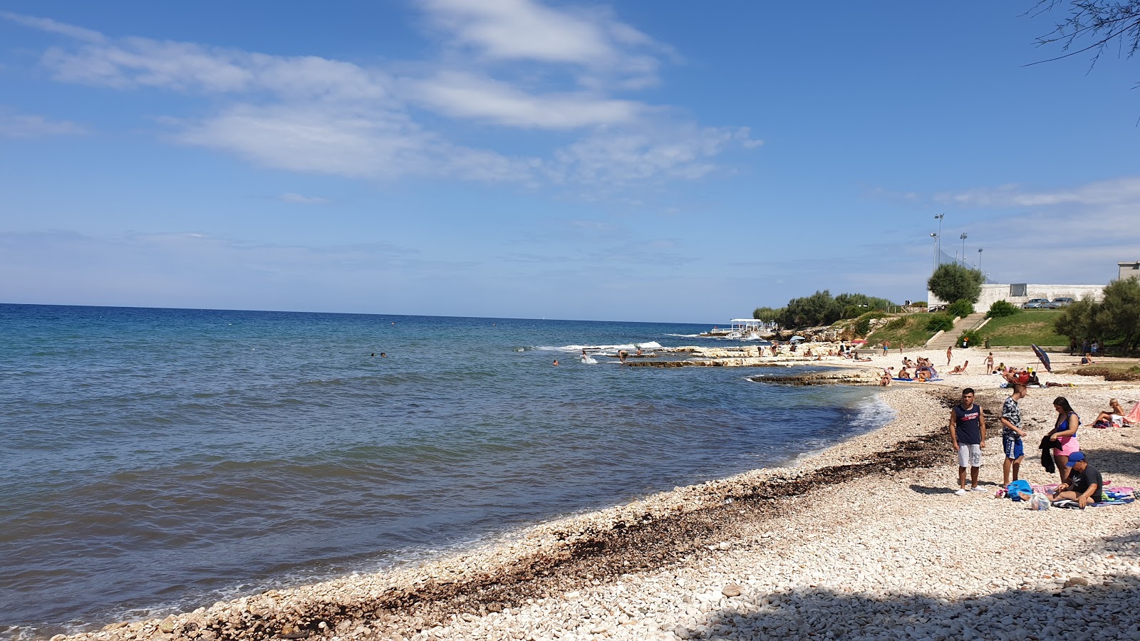 Photo de First Cala beach avec roches de surface