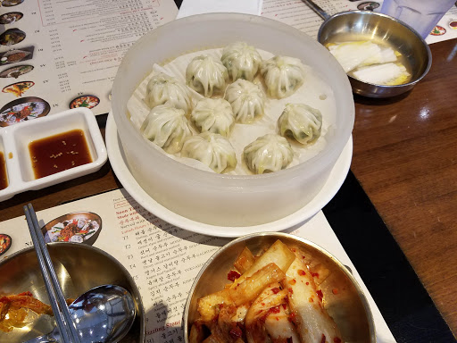 Shopping Mall «Oaktree Mall Shopping Center», reviews and photos, 2024 Center Ave n, Fort Lee, NJ 07024, USA