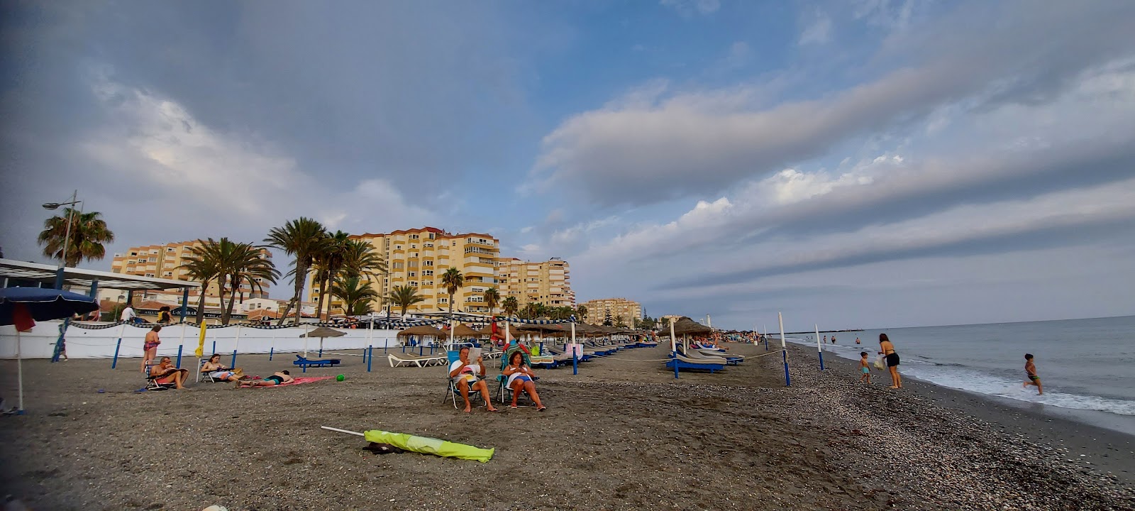 Torrox Plajı'in fotoğrafı düz ve uzun ile birlikte