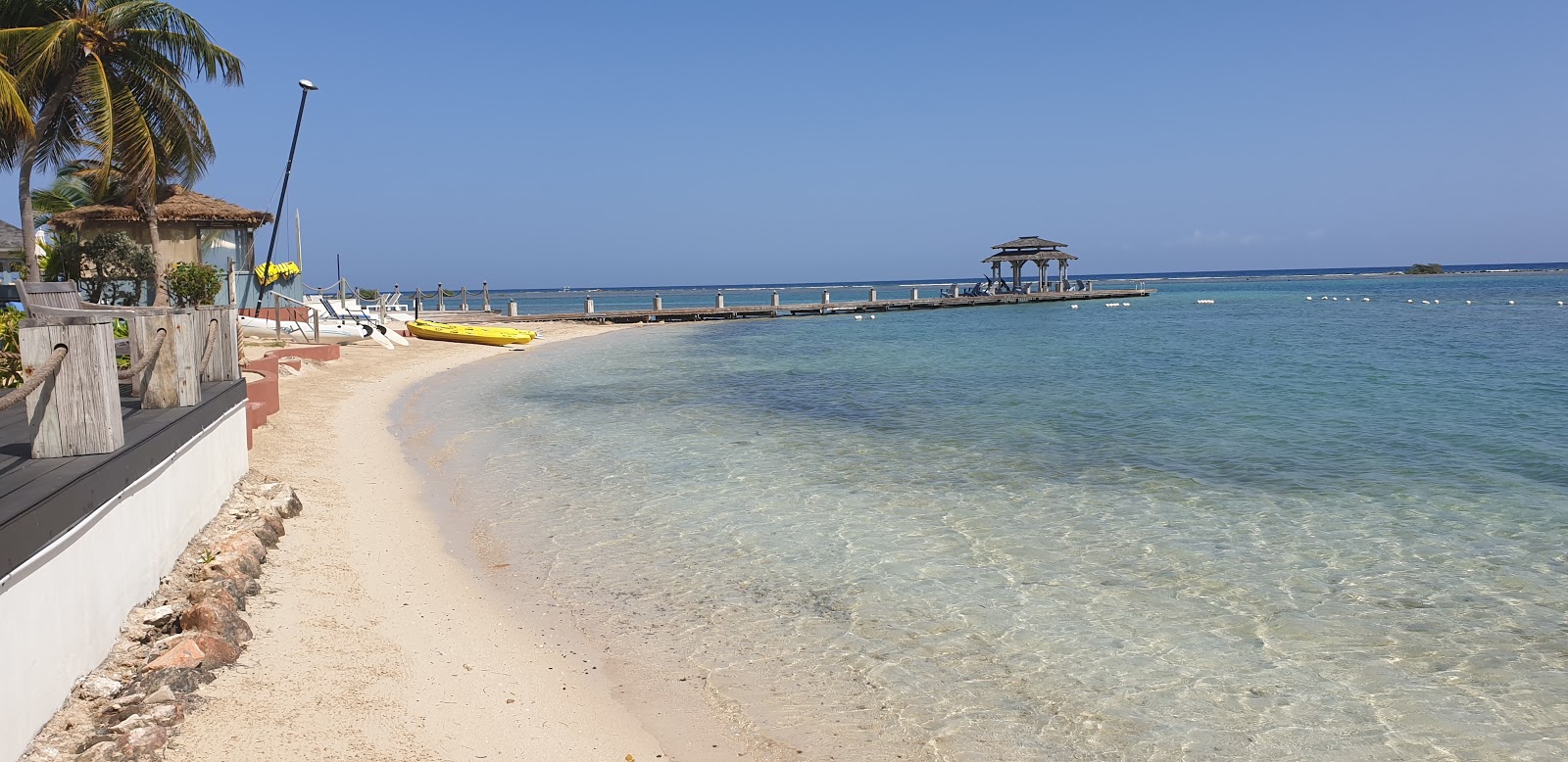 Foto de Zoetry Montego Bay com areia fina e brilhante superfície