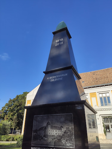 Bicentenáriumi emlék obeliszk - Múzeum
