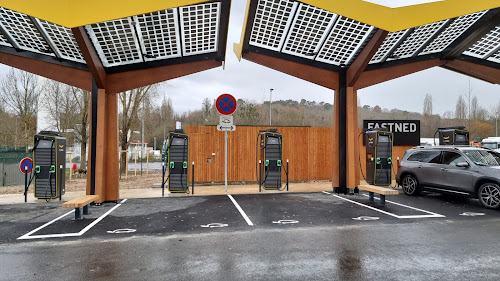 Borne de recharge de véhicules électriques Fastned Station de recharge Boulazac Isle Manoire