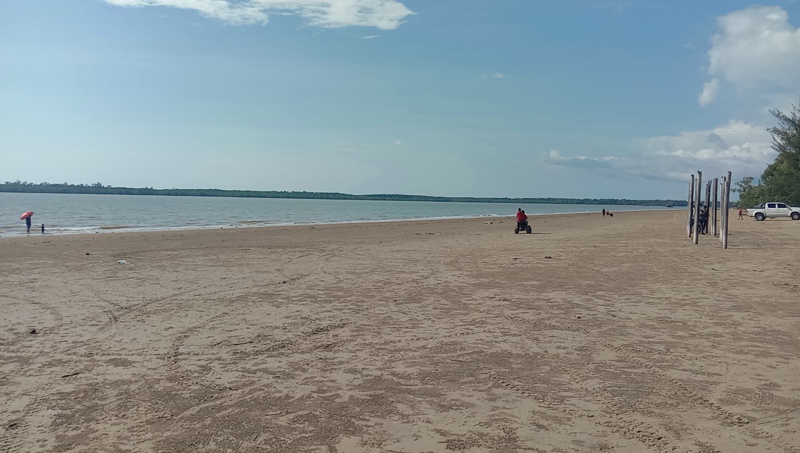 Φωτογραφία του Belawai Beach και η εγκατάσταση