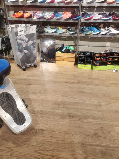 Sporting Goods Store «Fleet Feet Sports - Old Town», reviews and photos, 1620 N Wells St, Chicago, IL 60614, USA