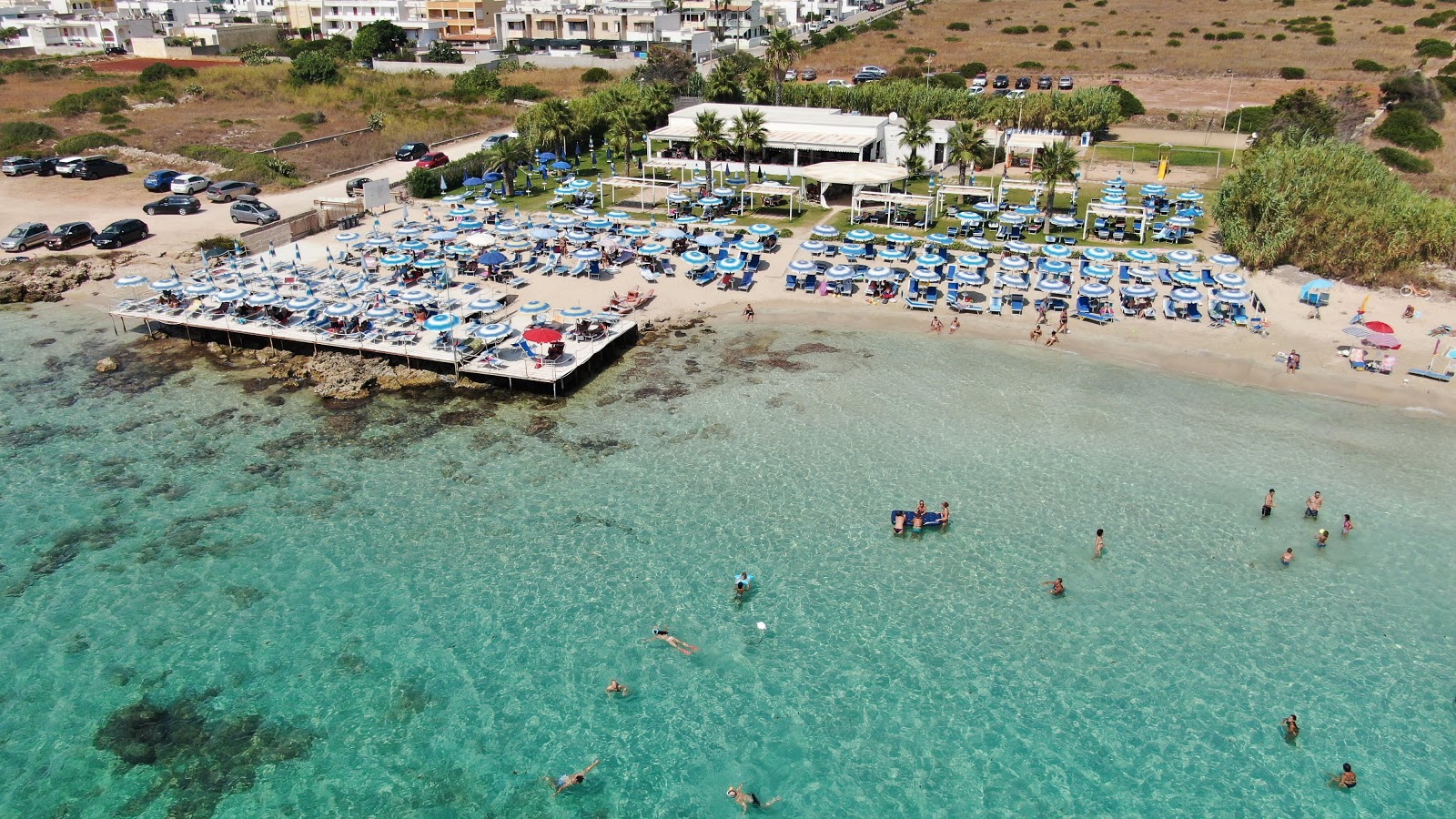 Foto von Saracino beach mit heller feiner sand Oberfläche