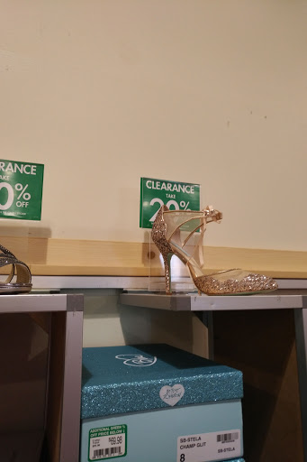 Shoe Store «DSW Designer Shoe Warehouse», reviews and photos, 3889 Medina Rd, Akron, OH 44333, USA